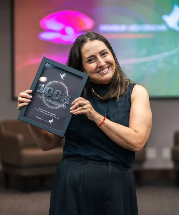 Placa de 100 mil reais de faturamento de mentorado do Devolvi Meu Crachá
