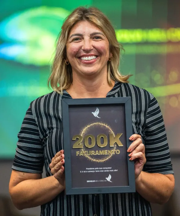 Placa de 200 mil reais de faturamento de mentorado do Devolvi Meu Crachá